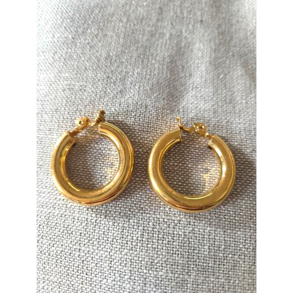 Vintage Monet Stamped Gold Tone Hoop Clip On Earrings 1980s Costume Jewelry - Picture 1 of 3